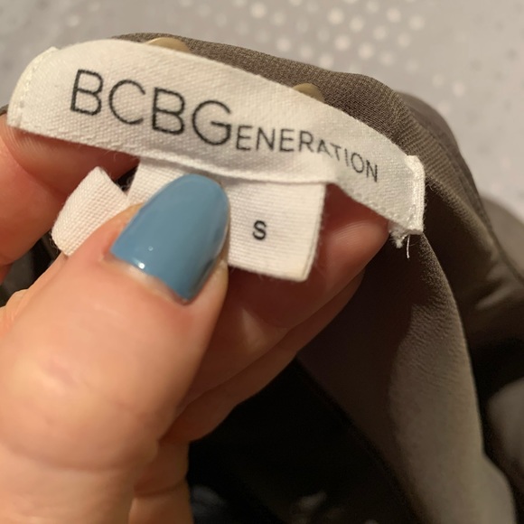 *DONATED* BCBGeneration moss ruffled romper - Picture 4 of 8